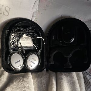 Bose Acoustic Noise Canceling  Quietcomfort3 Headphones with Accessories